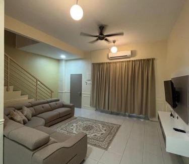 Perak Tengah District House | Nameera Stay Bandar Universiti Seri Iskandar