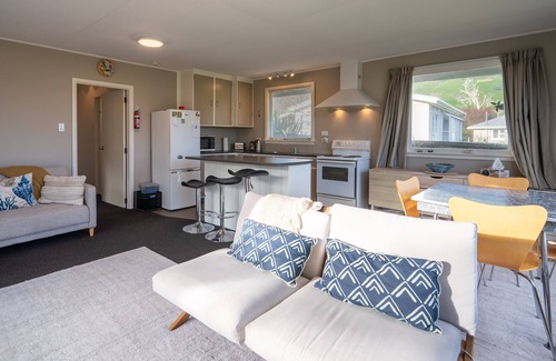 Duvauchelle House | Nana's Bach - Duvauchelle Holiday Home