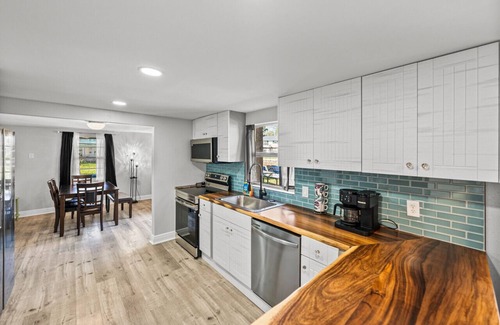 Spring Hill House | Nanas River House - Weeki Wachee River - Pet Friendly, Kayaks, Kids Watermat!