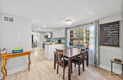Spring Hill House | Nanas River House - Weeki Wachee River - Pet Friendly, Kayaks, Kids Watermat!
