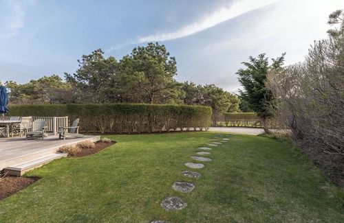 Surfside House | Nantucket getaway minutes to Surfside beaches