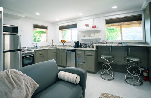 Eureka Springs Historic District Condo | NAPA Suite Hot Tub Downtown Original Art