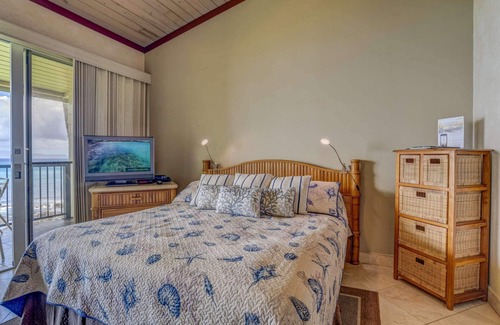 Napili Condo | Napili Shores I-273 - Direct Oceanfront - Upgraded with A/C and King-size Bed