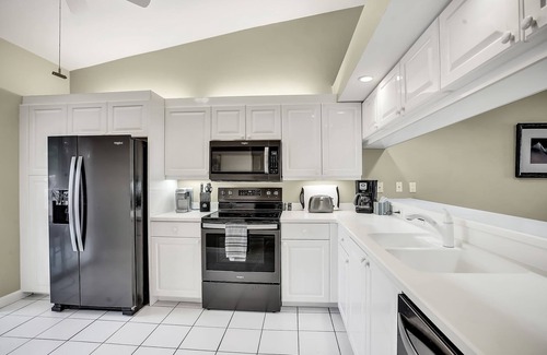 Naples Condo | Naples 2/2 Updated Waterfront Condo in Falling Waters Rosewood Community