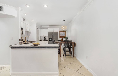 Coquina Sands Condo | Naples 2-BDRM Condo, SuperClean, Patio, Lake Park!