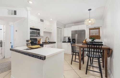 Coquina Sands Condo | Naples 2-BDRM Condo, SuperClean, Patio, Lake Park!