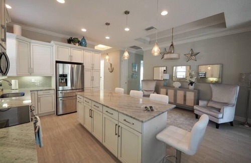 Naples Park House | Naples Angel House - Pool, Bikes, Parking, Walk to the Beach