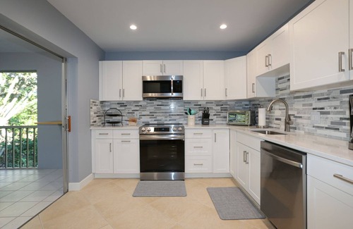 Central Naples Condo | NAPLES BATH AND TENNIS Condo 2BEDS/2BATH - Central Naples