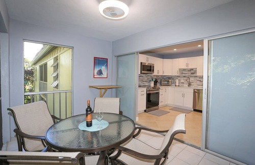 Central Naples Condo | NAPLES BATH AND TENNIS Condo 2BEDS/2BATH - Central Naples