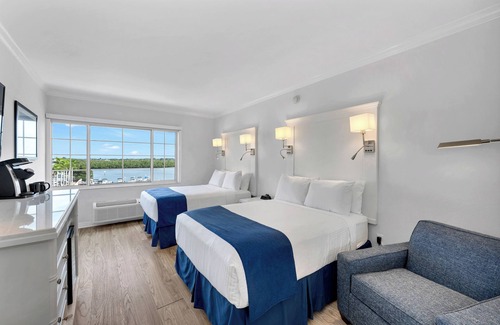 Redevelopment Area Resort | Naples Bay Retreat: 4 Comfortable Units with Bay View! Outdoor Pool & Hot Tub!