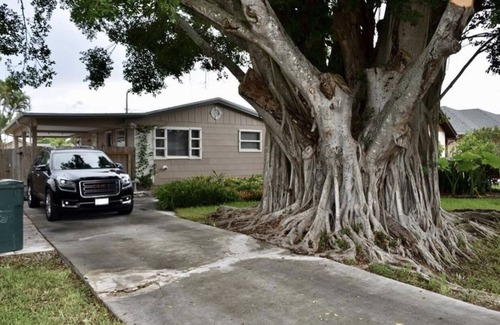 Naples Park House | Naples Beach Bungalow- Walk/Ride/Bike to the Beach!