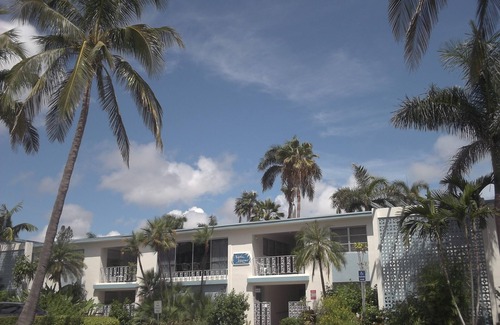 Old Naples Condo | NAPLES BEACH!- In Olde Naples - Just Steps Away - Summer & Fall Available!