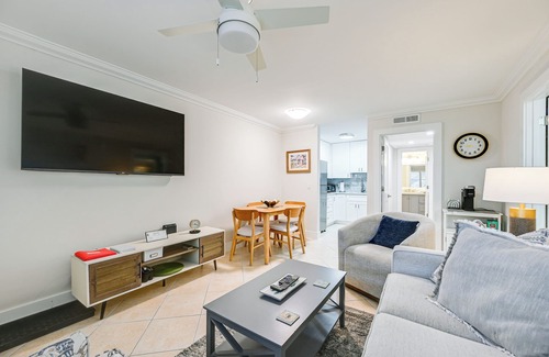 Old Naples Condo | Naples Condo w/Pool - Walk to Dining & Beach
