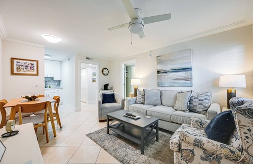 Old Naples Condo | Naples Condo w/Pool - Walk to Dining & Beach
