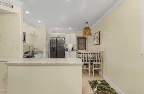 Lake Park Condo | Naples Lake Park 2 BDRM Condo,Super-Clean w/Patio