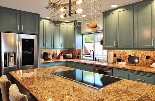 Naples House | Naples Luxury Retreat - 2 BDR: Walk to Beach, Dining & Shops