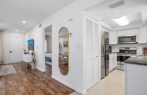 Redevelopment Area Condo | Naples Paradise Pool/1Mile to beach/DT/Shopping/0,5mile Pickleball court