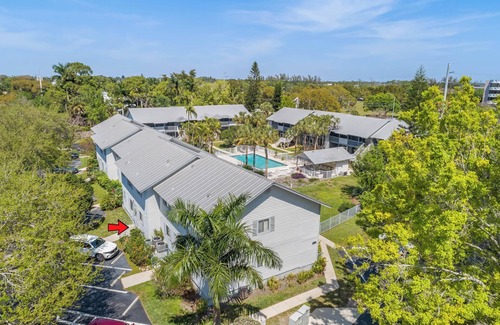 Redevelopment Area Condo | Naples Paradise Pool/1Mile to beach/DT/Shopping/0,5mile Pickleball court
