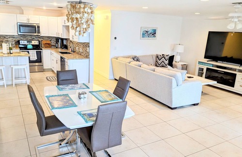 Naples Park House | Naples Park 2bd 2bth