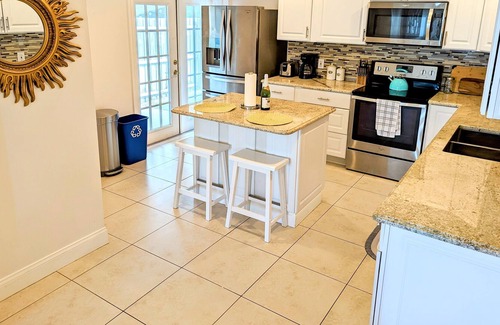 Naples Park House | Naples Park 2bd 2bth