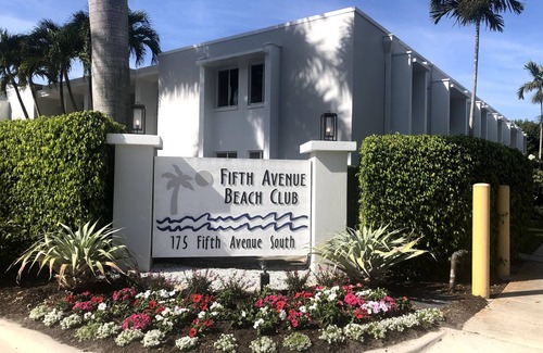 Old Naples Condo | Naples ~ Perfect Location On 5th Avenue ~ 1.5 Block From Beach, Dining, Shopping