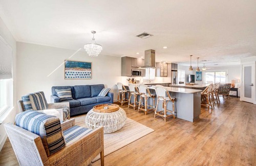 Naples Park House | Naples Vacation Home Private Pool and Hot Tub!