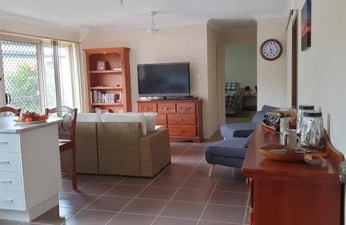 Narangba Apartment | Narnie's Place in Narangba - Relaxed Space with Breakfast