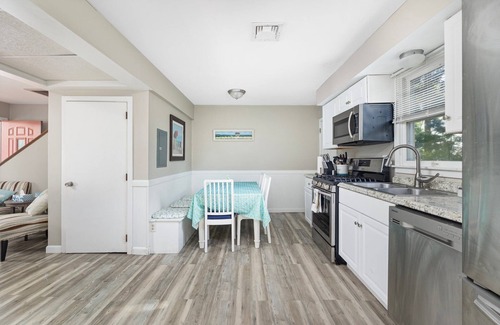 Eastward Look House | Narragansett Home - Walk to Beach