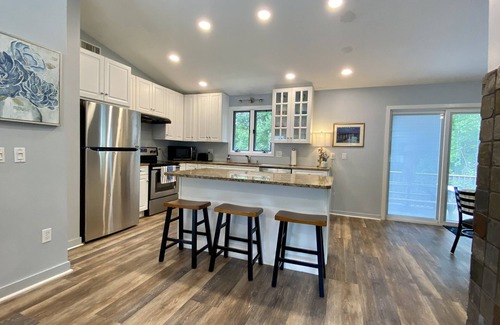 Bonnet Shores House | Narragansett R.I. 5 Bedrooms, 3 full bathrooms, central air on cul-de-sac
