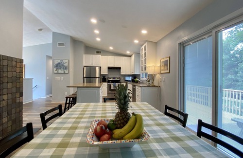 Bonnet Shores House | Narragansett R.I. 5 Bedrooms, 3 full bathrooms, central air on cul-de-sac