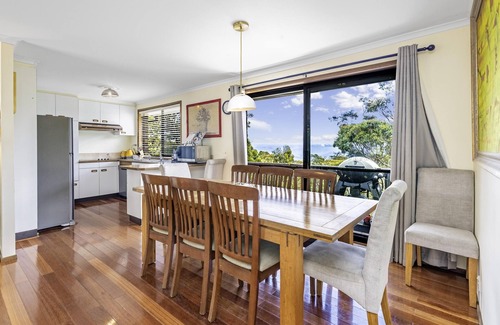 Katoomba House | Narrow Neck Retreat - Two-Storey Brick Home, 4 Bedroom, Fireplace, A/C, Huge Bush Block