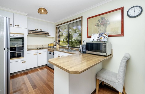 Katoomba House | Narrow Neck Retreat - Two-Storey Brick Home, 4 Bedroom, Fireplace, A/C, Huge Bush Block
