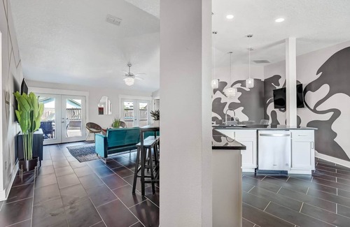 Westside House | NAS Jax Pool Hot-tub Gameroom Message for Spring