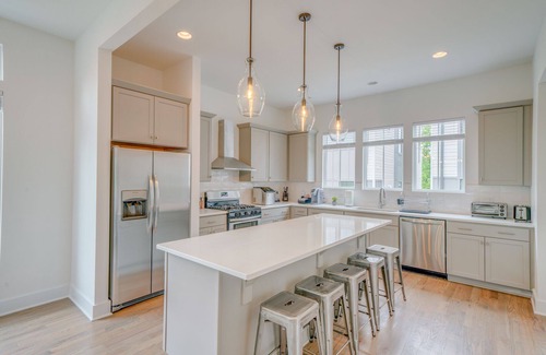 Talbot's Corner House | -{Nashville Bachelorette Crib 5min to Broadway Amazing Rooftops Sleeps 20}-