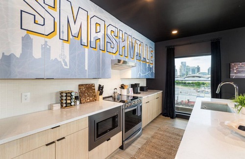 Downtown Nashville Apartment | Nashville Sky Box with Balcony and Pool