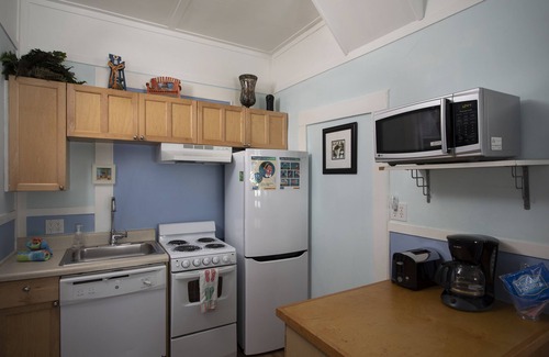 Historic Seaport House | Nassau suite-2 bedroom 2 bath, a block off Duval St w/pool, parking
