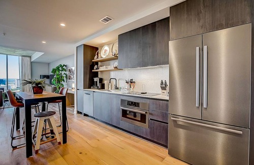 Rainey Street Historic District Condo | Natiivo 19th flr condo w/amazing lake-view balcony, rooftop pool, gym