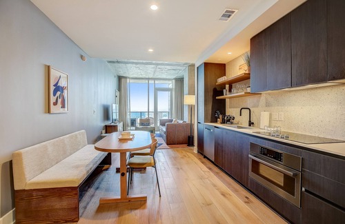 Rainey Street Historic District Condo | Natiivo Austin condo - amazing lake-view balcony - rooftop pool & gym