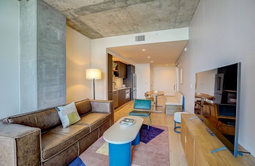 Rainey Street Historic District Condo | Natiivo Austin condo - amazing lake-view balcony - rooftop pool & gym