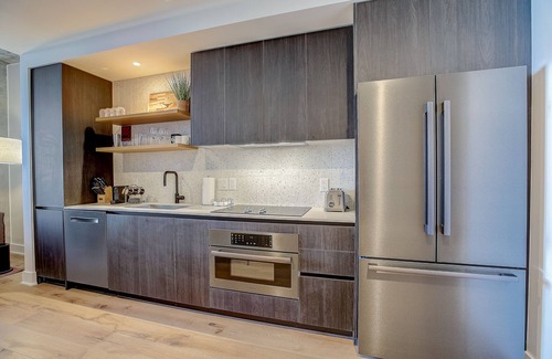 Rainey Street Historic District Condo | Natiivo Austin condo - amazing lake-view balcony - rooftop pool & gym