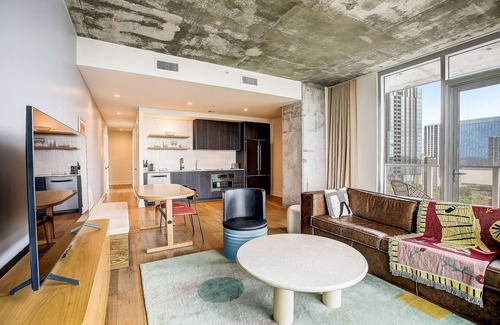 Rainey Street Historic District Condo | Natiivo Austin condo with serene city-view balcony - rooftop pool & gym
