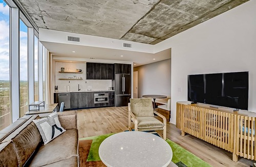 Rainey Street Historic District Condo | Natiivo corner condo with scenic lake-view balcony - rooftop pool & gym