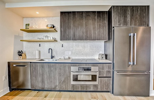 Rainey Street Historic District Condo | Natiivo corner condo with scenic lake-view balcony - rooftop pool & gym