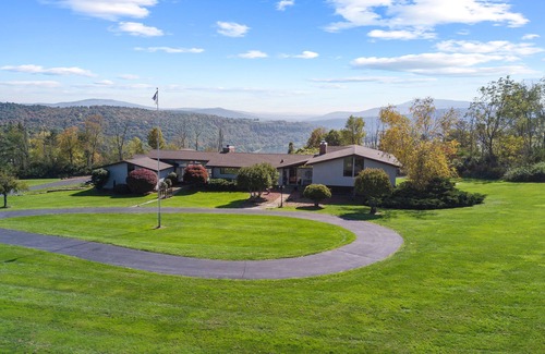 Tunkhannock House | National Geographic Views 7bdr Hot Tub Game Room