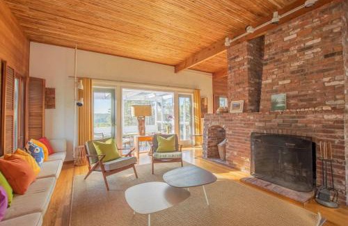 Wellfleet House | National Seashore w Modern Architecture