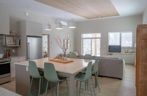 Crescent Valley House | Natural Habitat Guesthouse with hot tub and sauna