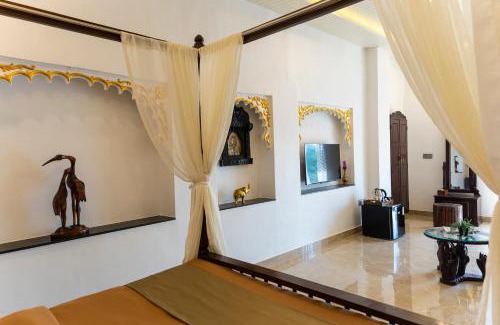 Lake Swaroop Sagar Hotel | Natural Lake View Hotel