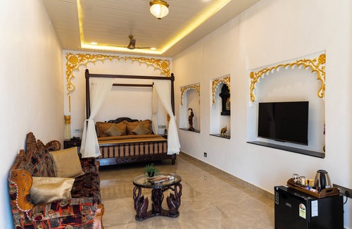 Lake Swaroop Sagar Hotel | Natural Lake View Hotel
