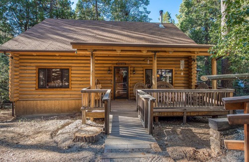 Idyllwild Cabin | Natural log cabin with guesthouse, game room, enclosed yard & washer/dryer