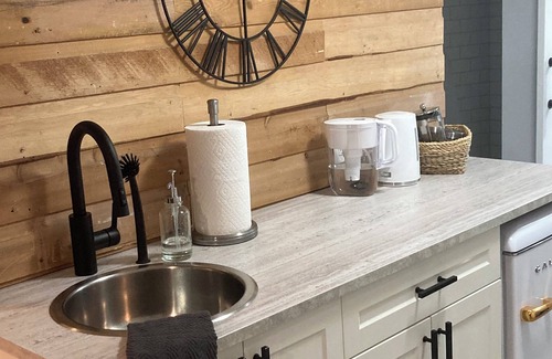 Nelson Apartment | Natural Nook by Nelson lakeside park. Downtown walkable and pet friendly!